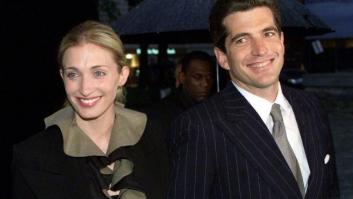 Cientos de seguidores de QAnon se reúnen para ver la 'resurrección' del hijo de John F. Kennedy