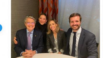 Cachondeo con lo que ha pasado horas después de que Casado subiera esta foto con el presidente de Ecuador