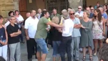 El ultraderechista Anglada la lía en el minuto de silencio en Vic