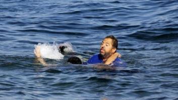 Un griego anónimo salva a un refugiado afgano de morir ahogado (FOTOS)
