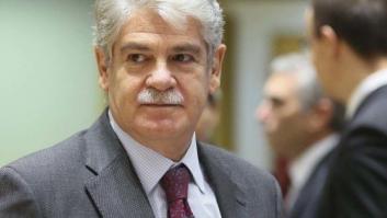 Las vacaciones de Dastis: se aloja en la embajada de Ecuador y usa coche oficial