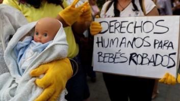 Bebés robados: radiografía de la represión y el negocio que tiene a 300.000 personas sin saber quiénes son