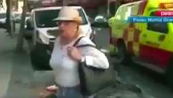 La loca interrupción en directo de una señora a una reportera de Telemadrid