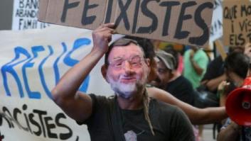 Un escolta de Rajoy desenfunda su pistola ante un manifestante en Reus