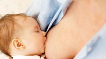 Una piscina de Barcelona prohíbe amamantar dentro del agua