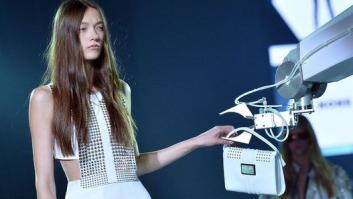Robots, Courtney Love y una pasarela que se mueve sola: el desfile de Philipp Plein en Milán