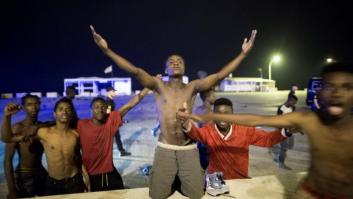 Unos 200 inmigrantes cruzan el paso ceutí del Tarajal a la carrera