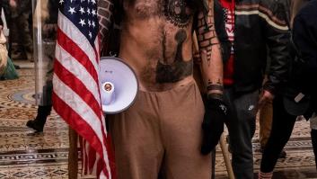 Tres años y medio de cárcel para el 'bisonte de QAnon' por el asalto al Capitolio de EEUU
