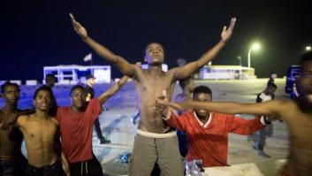 Cansancio, alegría y esperanza: las imágenes de los migrantes que han entrado esta madrugada en Ceuta