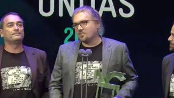 El mensaje de la camiseta de los periodistas premiados con un Ondas por la cobertura en La Palma