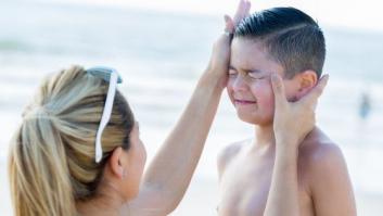 Cinco consejos para poner crema solar a los niños que no se dejan