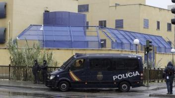 Varios internos del CIE de Aluche intentaron huir anoche utilizando una canasta como palanca