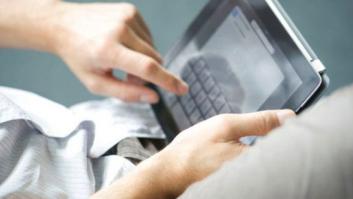 Por qué el agua es lo mejor para limpiar la pantalla de tu ordenador y otros trucos para 'gadgets'