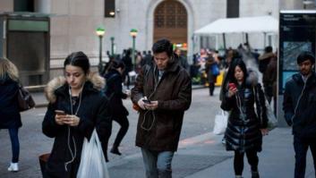 Honolulu multará a los transeúntes que crucen la calle mirando el teléfono