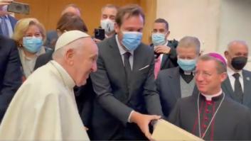 El alcalde de Valladolid se atreve a hacer este comentario al papa tras regalarle un vino