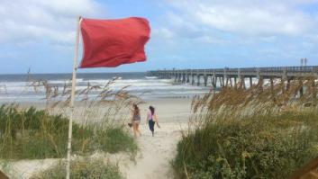 ¿De verdad sabes lo que significa la bandera roja? La carta de un socorrista se hace viral