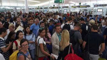 Caos en El Prat: dos horas de cola, huelga de taxis y vuelos perdidos