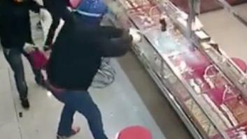 La vitrina de esta joyería deja en ridículo a una banda de ladrones