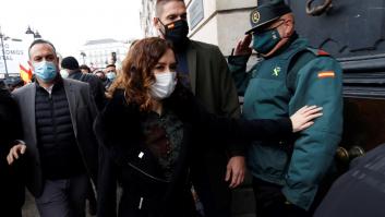 Ayuso acude a la manifestación de policías pero se va antes de coincidir con Casado