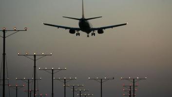 Un enfermero murciano salva la vida de una mujer en pleno vuelo