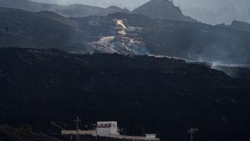 El cono principal del volcán deja de emitir lava, pero no el secundario