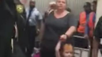 Una aerolínea expulsa a una familia por las patadas de una niña en el asiento delantero