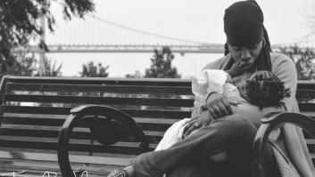 Una orangután se queda embobada ante una madre dando el pecho (FOTO)