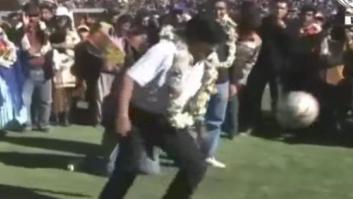 Evo Morales se viene arriba en la inauguración de un estadio y pega un balonazo a dos militares