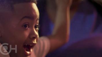 Así es la vida del primer niño con un trasplante exitoso de manos, después de que su cuerpo las rechazara ocho veces