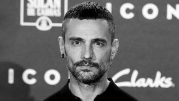 Así despide su madre a David Delfín: homenaje póstumo en el Museo del Traje