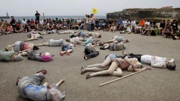 La Caravana Abriendo Fronteras escenifica en Tarifa el drama de los ahogados en el Estrecho