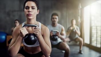 Graba su reacción inmediata cuando una pareja le pide hacer un trío en el gimnasio