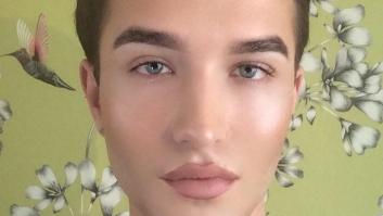 Su jefe le exigió que se quitara el maquillaje y él le dio la mejor respuesta