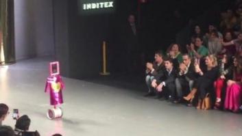 Ágatha Ruiz de la Prada abre su desfile con un robot y un iPad