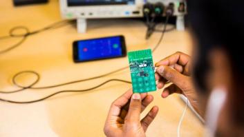 Crean el primer teléfono móvil que funciona sin baterías