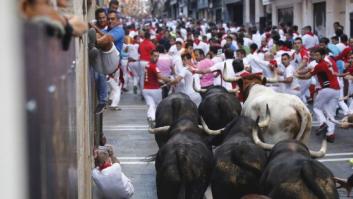Los toros hacen todo el recorrido juntos en el sexto encierro de los sanfermines