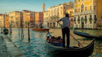 Una española enseña el ticket por cuatro bebidas en un bar de la Plaza de San Marcos de Venecia: TE-LA