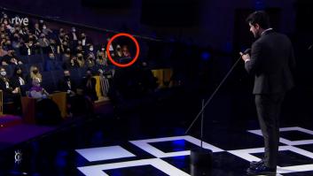 Indignación con Victoria Abril por estar sin mascarilla durante la gala de los premios Forqué