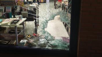 Destrozan el escaparate de una librería feminista en Madrid