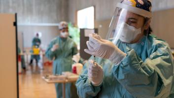 Sanidad se abre a administrar la tercera dosis a los mayores de 50 años y a los vacunados con AstraZeneca