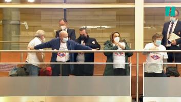 El enfado de la presidenta de la Asamblea de Madrid que revela un micro abierto: "Se han acabado los invitados"