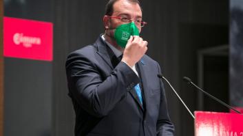 El presidente asturiano, Adrián Barbón, ingresado al empeorar su situación tras dar positivo por covid