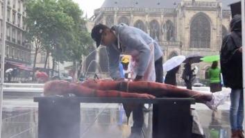 Una barbacoa humana para denunciar el consumo de carne