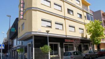 Se corta al estallarle una puerta de cristal en un hostal y le cobran 350 euros por ella