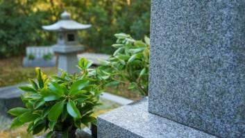 Una familia encuentra vacío su nicho tras ser desahuciado por una deuda que desconocía