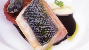 Lubina asada, puré de coliflor, tomate confitado y ravioli de calamar