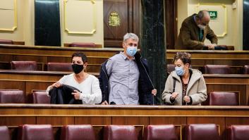 No es habitual: la escena que captó un fotógrafo entre estos dos diputados de Bildu y uno del PP