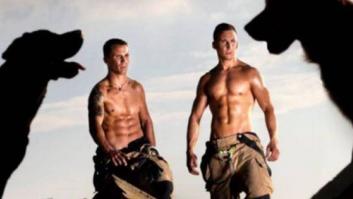 El calendario con bomberos semidesnudos que Podemos ha censurado en Zaragoza por "sexista"