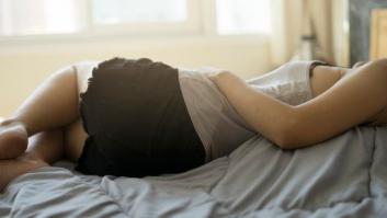 La postura imposible de una mujer en un anuncio de compresas desata mofas