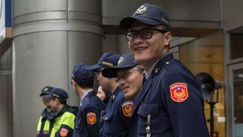 Los nuevos miembros de la Policía de Taiwán se quedan dormidos en el trabajo